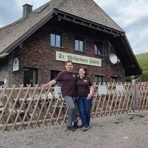 Thomas & Martina Zepf vor der Sankt Wilhlemer Hütte